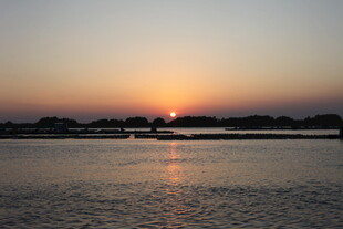 夕阳下的宁静水面