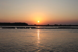 夕阳下的宁静水面