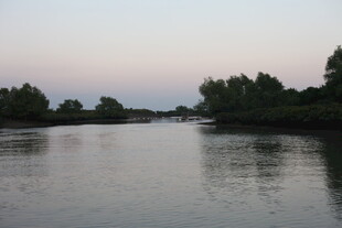 宁静河畔黄昏景色