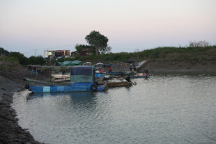 河畔停泊的蓝色船只