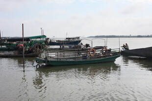 宁静水边停泊的几艘小船