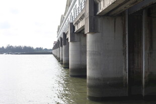 水上桥梁桥墩壮观景象