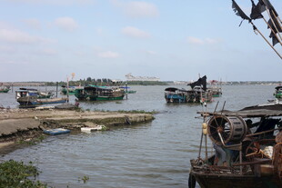 海边渔村停泊的众多船只