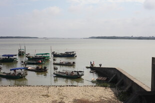 湖畔停泊的船只景观