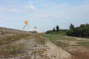 户外田野中的黄色标志