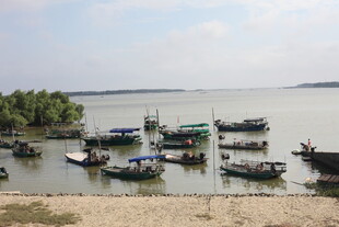 湖畔停泊的多彩船只