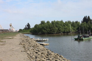 河畔风景岸边碎石与船只