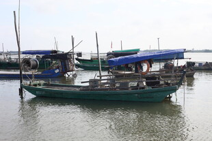 停泊于水面的古朴渔船