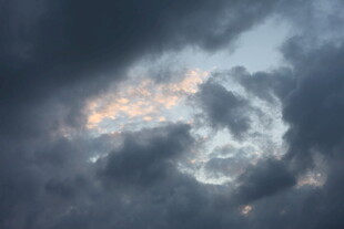 乌云中的绚烂霞光