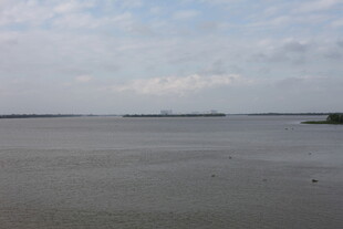 广阔水域与远处船只景象