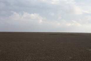 广袤荒原上的多云天空