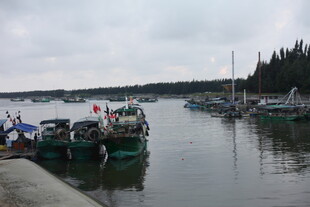 宁静河畔停泊的船只