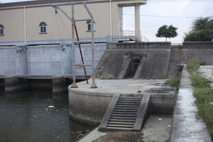 水闸设施近景