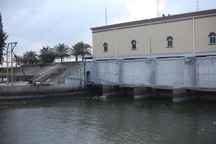 河边建筑与桥梁风景