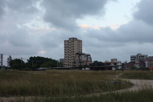 城郊荒野中的高楼景象