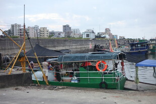 港口停靠的多彩船只