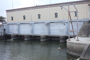 河边的水闸设施