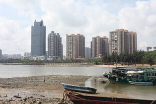 江边城市风景与停泊船只