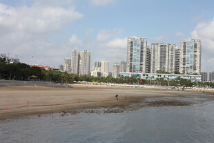 海滨城市高楼与沙滩景观