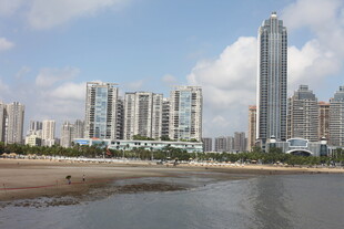 海滨城市高楼林立景观