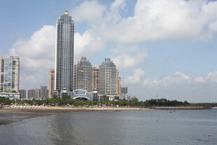 城市河畔的摩天建筑群