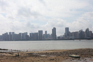 江边城市天际线景观