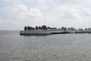 宁静水边码头景色