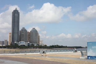 海滨城市高楼与美丽海景