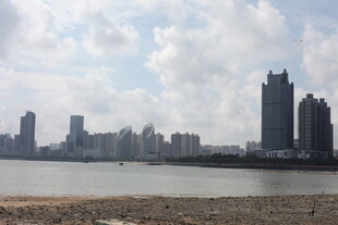 江边城市天际线景观