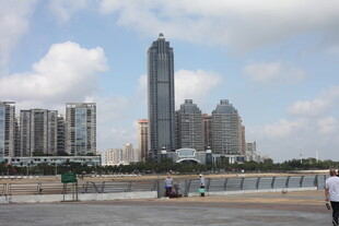 城市天际线与行人景观