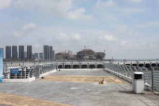 城市河畔开阔广场景观