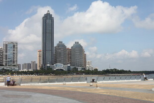 海滨城市高楼与沙滩美景