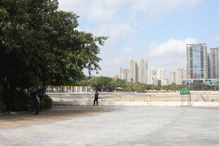 城市户外开阔休闲场景