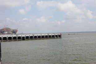 海边栈桥延伸至广阔水域