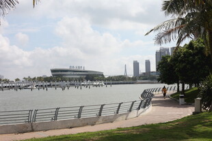 滨海城市休闲风光