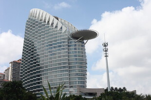 现代独特造型的城市摩天楼