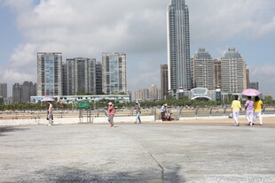 海滨城市风光与休闲人群