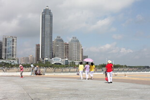 海滨城市沙滩上的休闲景象