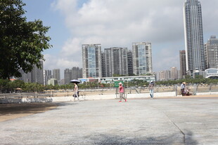 城市广场上的休闲场景