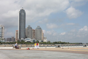 海滨城市高楼与沙滩景致