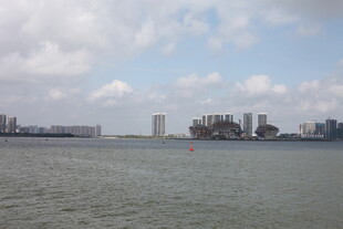 海滨城市天际线景观