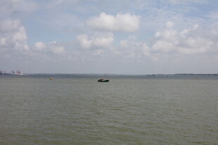 广阔水面上的孤舟