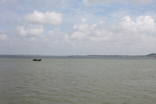 广阔湖面小船悠然