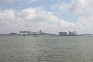 海滨城市远景风光