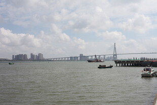 海上大桥与船只风景