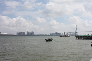 海滨城市风光与海上小船