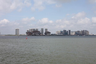 海滨城市天际线景观