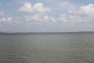 广阔湖面与蓝天白云景色