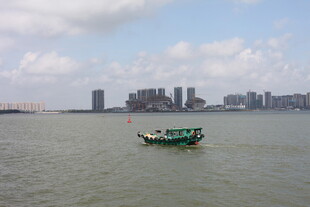 江面上的小船与远处城市