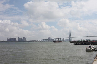 海上大桥与城市天际线